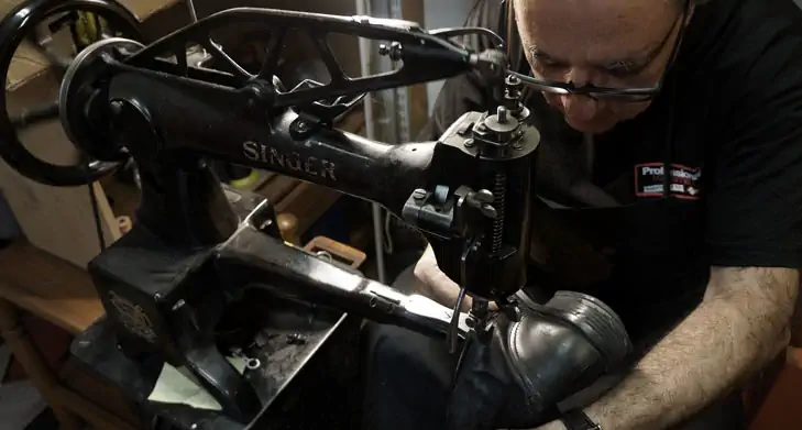Hantverkare arbetar vid symaskin